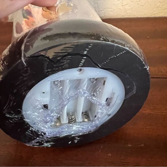 Dream of Flowers Lighted Rose in Glass Dome with Faux Wooden Base. New!! - Picture 10 of 11